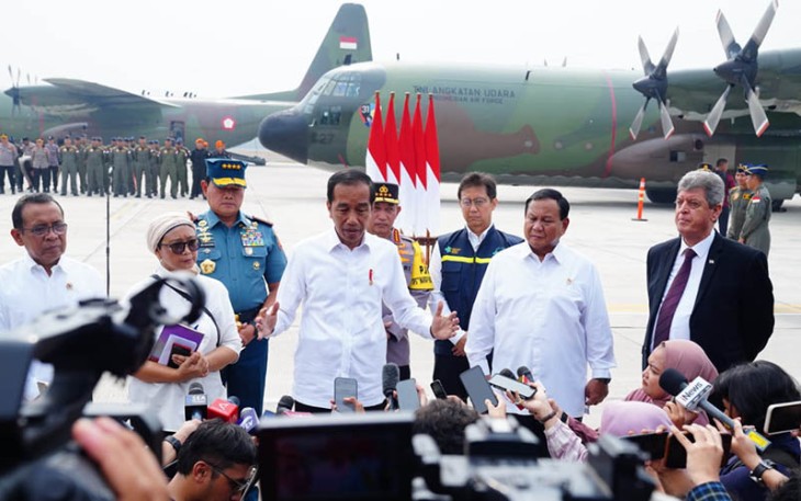 Presiden Joko Widodo didampingi Panglima TNI Laksamana TNI Yudo Margono, S.E., M.M., pada acara pengiriman bantuan ke Palestina bertempat di Baseoff Lanud Halim Perdana Kusuma, Jakarta Timur, Sabtu (4/11/2023).