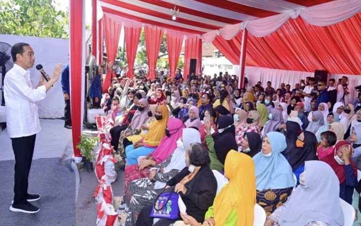 Presiden Joko Widodo saat menyerahkan Bantuan Langsung Tunai (BLT) El Nino kepada sejumlah penerima manfaat di Kantor Pos Genteng, Kabupaten Banyuwangi, Provinsi Jawa Timur, Rabu (27/12/2023).