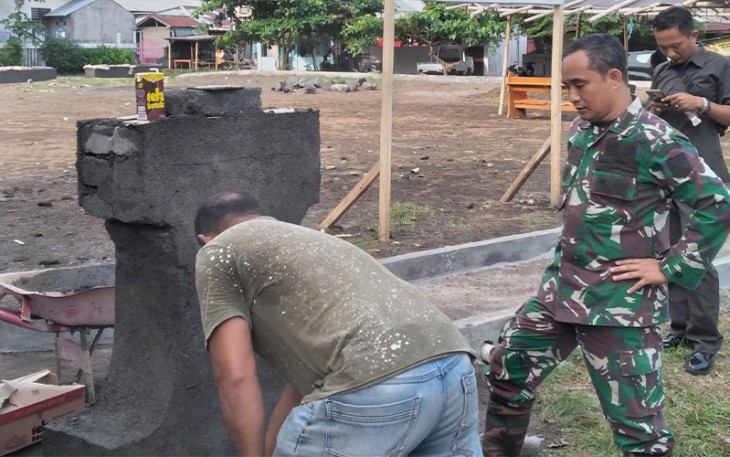 Dandim selalu Dansatgas TMMD Ke-116 Kodim 1310/Bitung saat meninjau pembangunan tugu prasasti TMMD