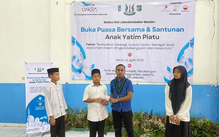 Badko HMI Jabodetabeka-Banten dan Petrochina saat Santuni Anak Yatim Piatu