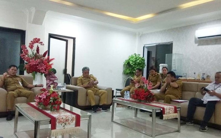 Sekertaris daerah Kota Bitung saat gelar rapat evaluasi pemasangan 1000 titik WiFi bersama 4 Provider