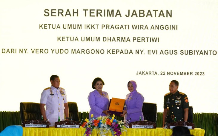 Sertijab Ketum IKKT PWA dan Ketum DP dari Ny. Vero Yudo Margono Kepada Ny Evi Agus Subiyanto