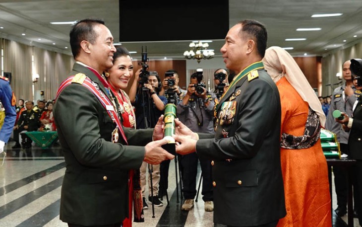 Jenderal TNI (Purn.) Muhammad Andika Perkasa, S.E., M.A., M.Sc., M.Phil., Ph.D., dan KASAD Jenderal TNI Agus Subiyanto.