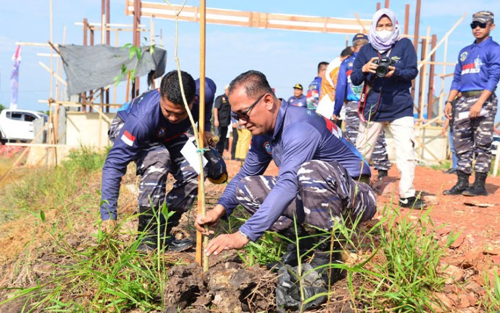 Tim Merah Ekspedisi Maritim TNI AL Tanam Pohon di Sangatta 