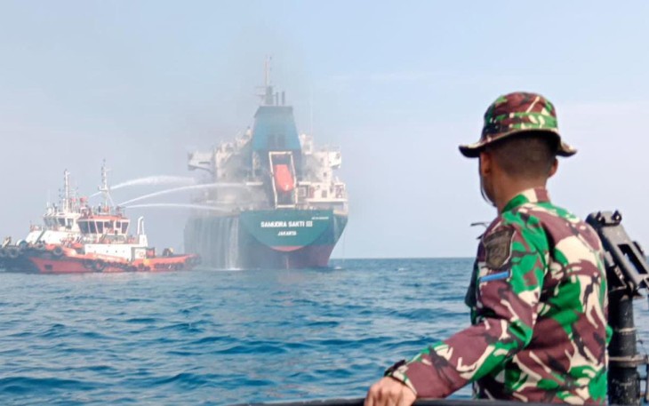TNI AL dan Tim SAR Gabungan saat Gerak Cepat Atasi Kebakaran MV. Samudera Sakti III  