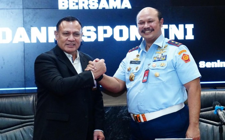 Danpuspom TNI Marsekal Muda (Marsda) TNI Agung Handoko saat konferensi pers bersama Ketua KPK Firli Bahuri di Puspen TNI Cilangkap, Jakarta Timur, Senin (31/7/2023).