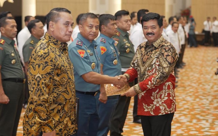 Brigjen TNI Marinir Nawawi Terima Penghargaan PIN Emas