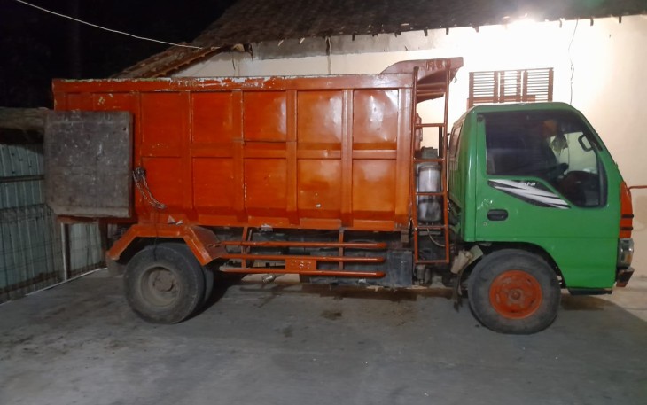 Barang bukti truk yang diduga digunakan untuk mengangkut kayu jati hasil curian.