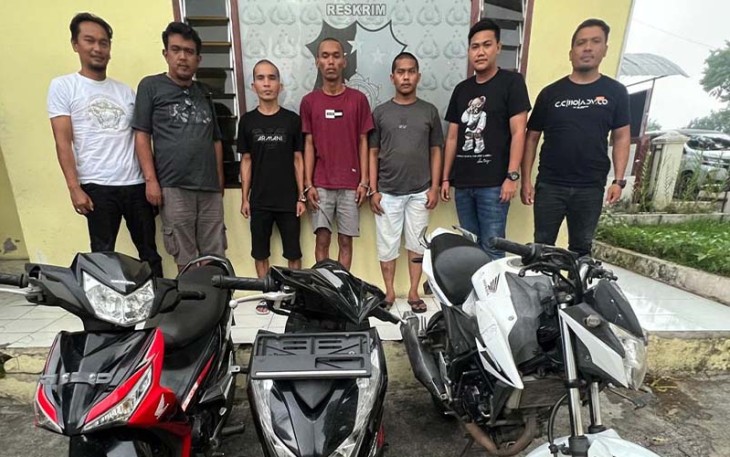 Tiga Tersangka (Diborgol) saat diamankan beserta barang bukti.