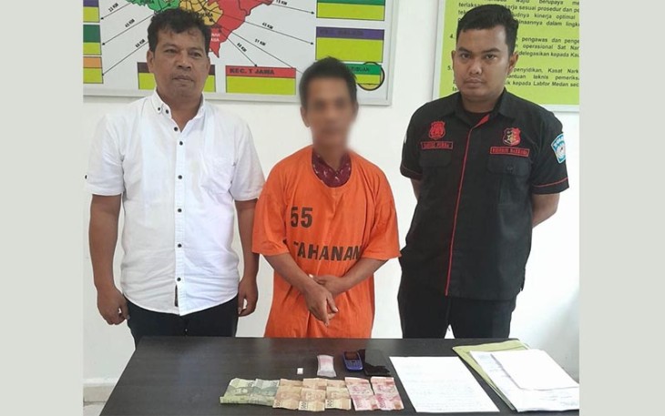 Tersangka (diborgol) saat diamankan