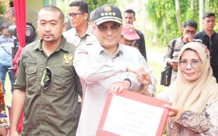 Wamentan, didampingi Wakil Gubernur Sumbar dan Bupati Padang Pariaman, menyerahkan bantuan dari Kementerian Pertanian kepada kelompok sasaran.