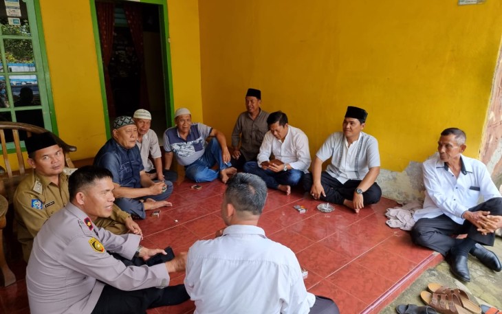 Berempati, Kapolsek Teluk Segara Melayat Ke Pemakaman Warga Meninggal Dunia di Tengah Padang