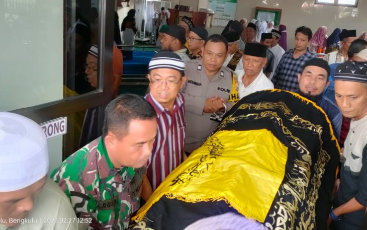 Bengkulu - Mengetahui warga didaerah binaannya, Yulunar (59), warga Kelurahan Sukamerindu Kecamatan Sungai Serut Kota Bengkulu meninggal dunia, Bhabinkamtibmas Polsek Teluk Segara Polresta Bengkulu Polda Bengkulu, Aiptu Andiansyah, langsung pergi melayat, Senin (27/2/2023) siang.  Diketahui, Aiptu Andiansyah merupakan Bhabinkamtibmas wilayah Kelurahan Sukamerindu Kecamatan Sungai Serut Kota Bengkulu, yang berada diwilayah hukum Polsek Teluk Segara. Sedangkan almarhumah merupakan warga dikelurahan binaannya.