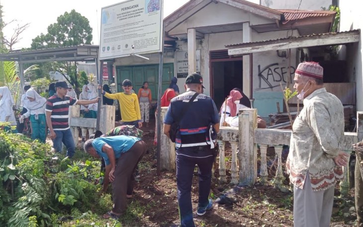 Bhabinkamtibmas Polsek Teluk Segara Ikuti Gotong Royong Bersama Warga