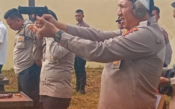 Tingkatkan Kemampuan, Kapolres Bengkulu Utara Pimpin Latihan Menembak