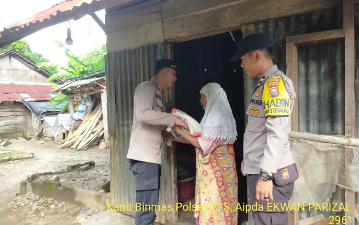 Polsek Kaur Selatan Salurkan Bantuan Sembako Kepada Warga 