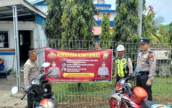 Patroli Dialogis Personel KSKP, Pasang Spanduk Imbauan Kamtibmas Dikawasan Pelabuhan Pulau Baai