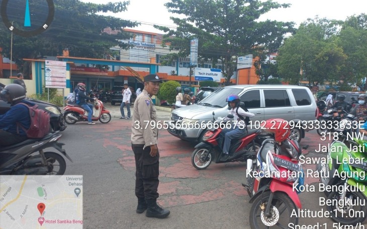 Personel Polsek Ratu Samban “Strong Point Sore” Didepan SMK N 1 Kota Bengkulu