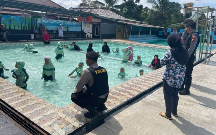 Patroli Harkamtibmas, Sat Samapta Polres Bengkulu Utara Datangi Kolam Renang