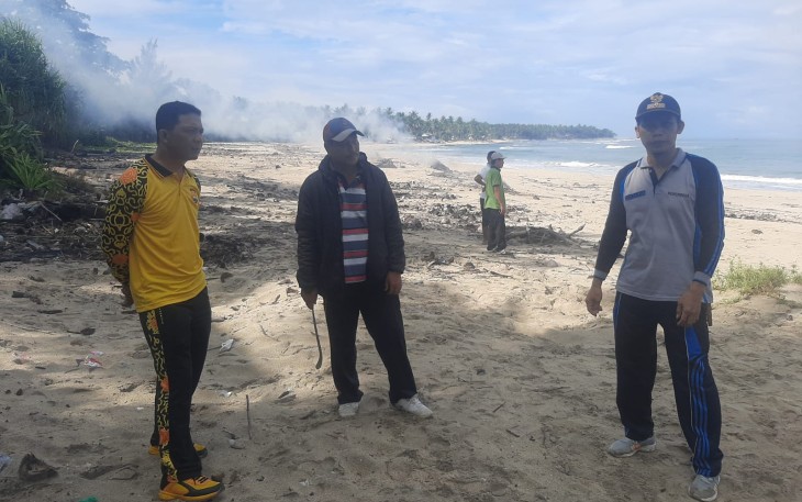 Polisi Bersihkan Objek Wisata Pantai Kaur Selatan