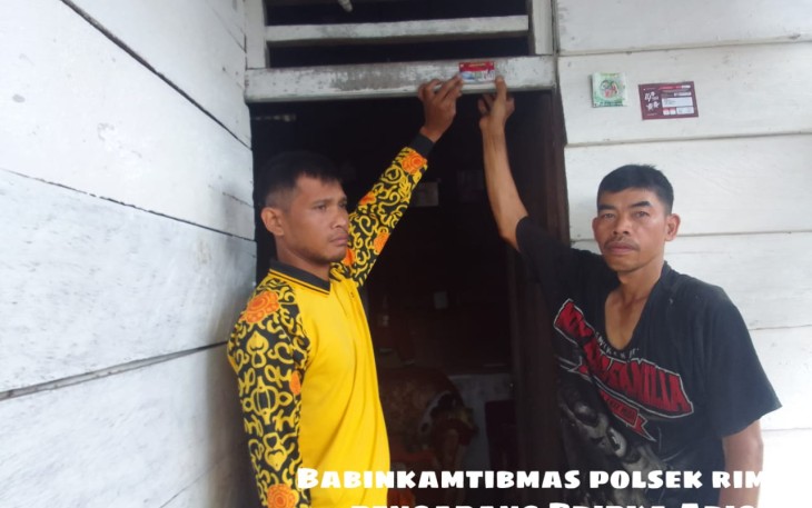 Sambang Warga, Bhabinkamtibmas Polsek Rimbo Pengadang Pasang Stiker dan Sampaikan Imbauan Kamtibmas