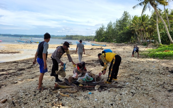 Bhabinkamtibmas Polsek Nasal Bersama Masyarakat Gotong Royong Kebersihan Pantai Laguna