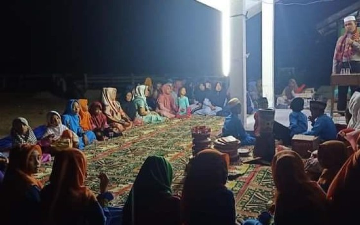  Bhabinkamtibmas Polsek Enggano Saat Menjadi Penceramah Pengajian di Masjid Al-Iqra