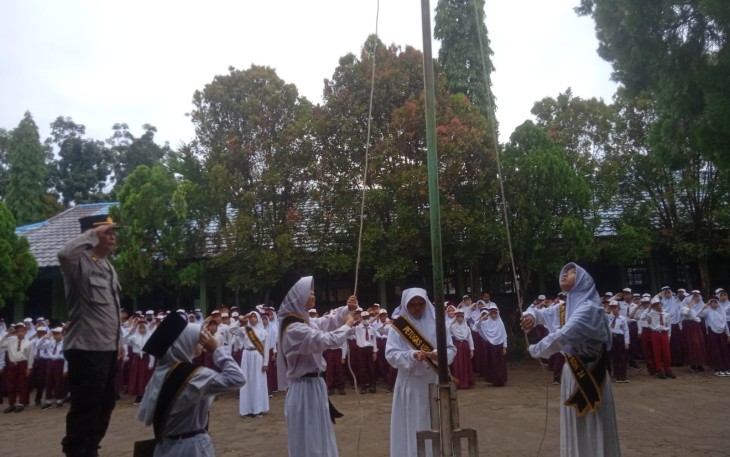 Kanit Binmas Polsek Gading Cempaka Saat Jadi Pembina Upacara