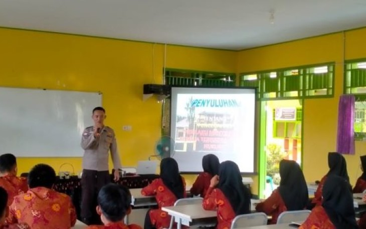 Polres BU Saat Sosialisasi dan Penyuluhan Narkoba Kepada Siswa SMAN 2 BU