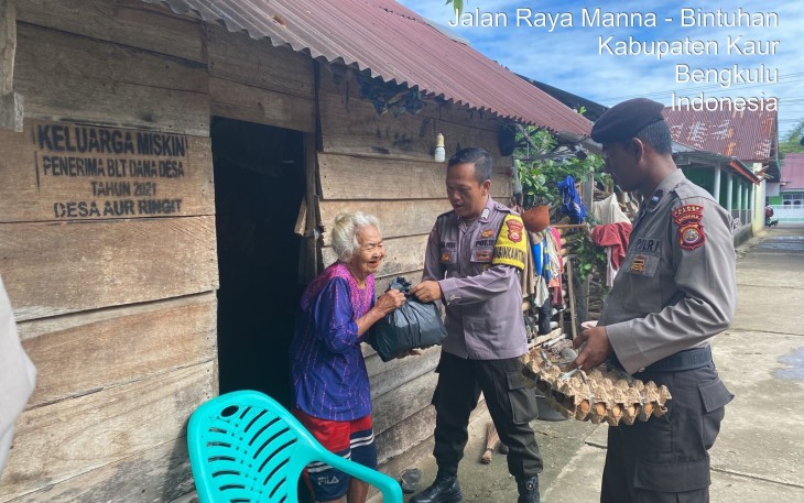 Polsek Tanjung Kemuning Saat Bagikan Sembako
