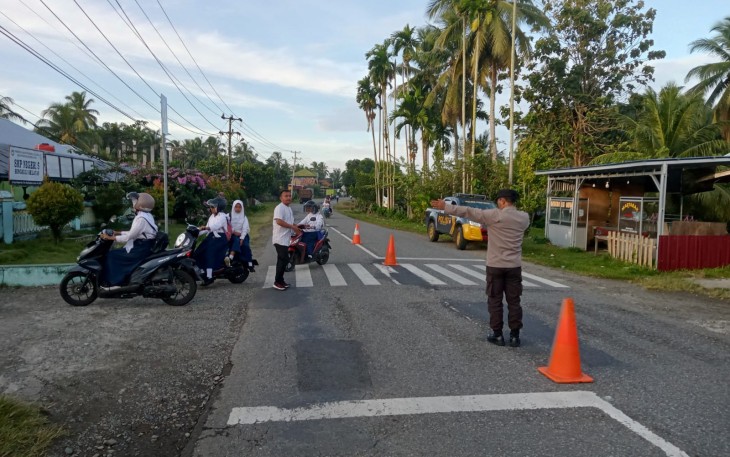 Personel Polsek Pino Raya Saat Mengatur lalin, Bentuk Pelayanan Prima Kepada Warga