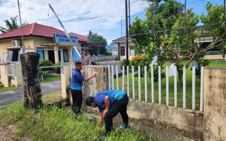 Jumat Bersih, Personel Polsek Gading Cempaka Bersihkan Mako Polsek