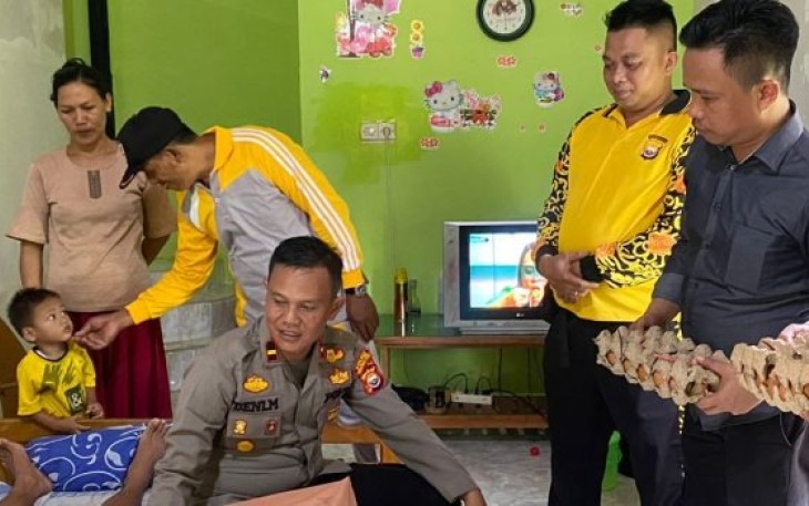Polisi Batik Nau Berbagi Kepada Warga yang Membutuhkan