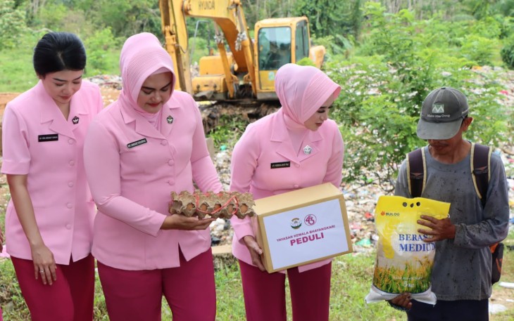 Yayasan Kemala Bhayangkari Berbagi dengan Warga di Tempat Pengelolaan Sampah