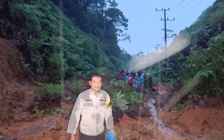 Tanah Longsor di Bukit Resam, Kendaraan Tak Bisa Lewat!