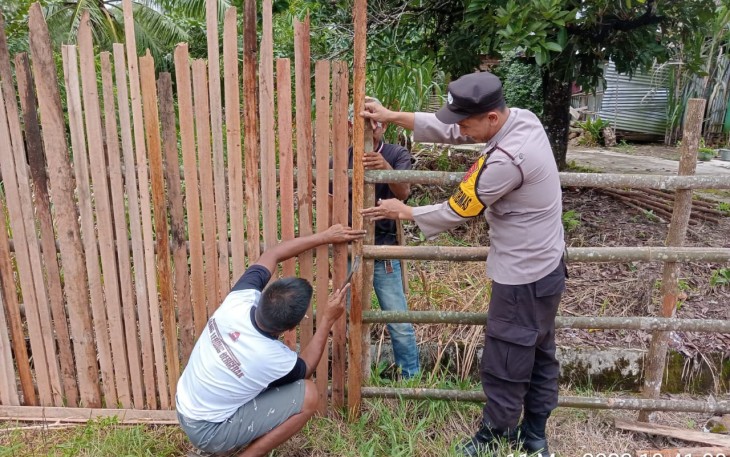 Sambang Desa, Bhabinkamtibmas Bantu Warga Buat Pagar Rumah