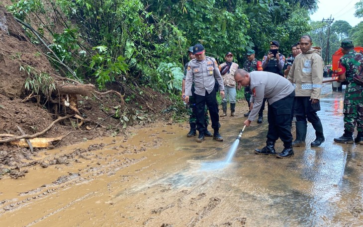 Kapolres Rejang Lebong Tinjau Langsung Lokasi Longsor di Jalan Lintas Curup-Lubuklinggau