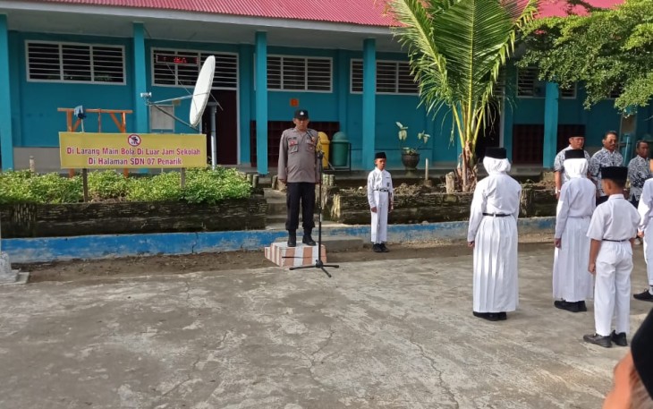 Bhabinkamtibmas Saat Jadi Pembina Upacara Di SDN 07 Penarik