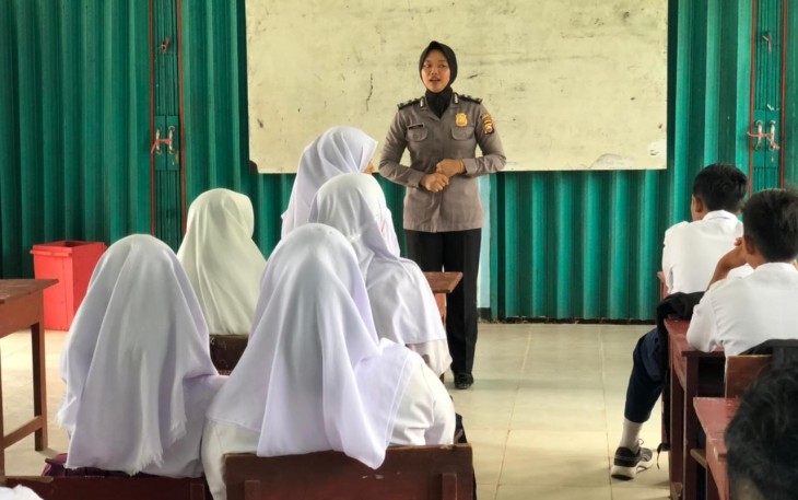 Cegah Kenakalan Remaja, Bhabinkamtibmas bersama Polwan Polsek Enggano Lakukan Sosialisasi ke Sekolah