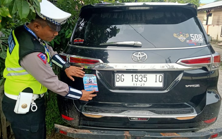 Satlantas Polres Kaur Bagikan dan Pasang Stiker Imbauan