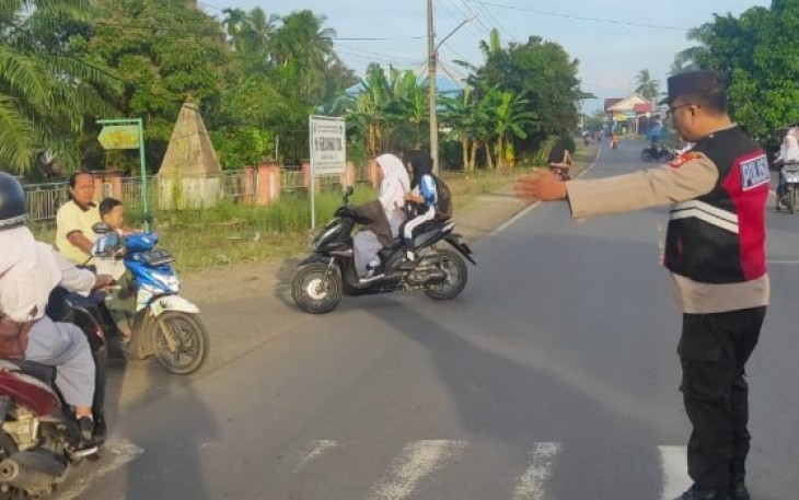 Tingkatkan Kehadiran Ditengah Masyarakat, Polsek Lais Melaksanakan Pengaturan Lalu Lintas
