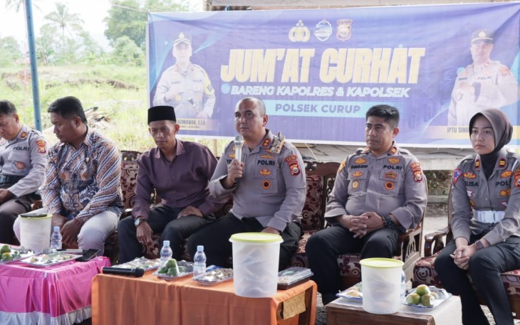 Rejang Lebong – Polres Rejang Lebong kembali menggelar kegiatan Jum'at Curhat, Giat  Jum'at curhat hari ini dilaksanakan di Perumahan Al -Gahzi desa Tasik malaya  (17/03/2023). Hadir dalam kegiatan ini  kapolres Rejang Lebong Akbp Tonny Kurniawan S.Ik  didampingi Kasat Intel,Kasat Samapta,Kasat Lantas, Kasat Binmas dan Kapolsek Curup serta di Ikuti Perangkat desa dan   masyarakat Desa Tasik Malaya.  Disampaikan oleh Kapolres Rejang Lebong Akbp Tonny Kurniawan S,IK , kegiatan Jumat Curhat ini merupakan progr