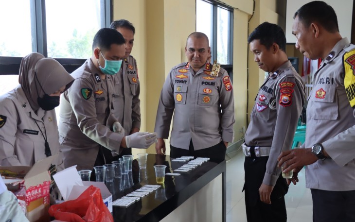 Kapolres RL Beri Arahan dan Pimpin Tes Urine Personel Polsek PUT