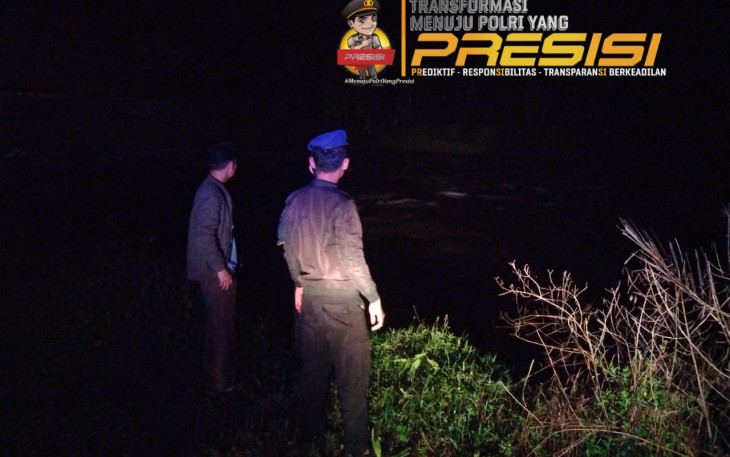 Polisi saat melakukan pencarian