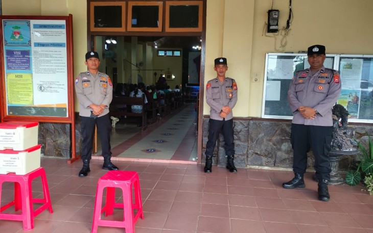 Sat Binmas Polres BU Lakukan Pengamanan Ibadah di Gereja