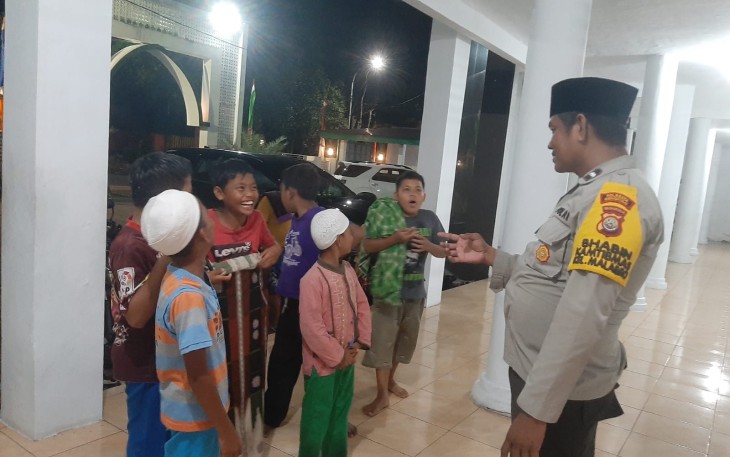 Berikan Rasa Aman, Salat Tarawih di Masjid Agung Muttaqien Dijaga Personel Polsek Teluk Segara