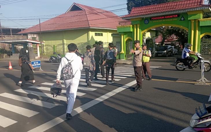 Polsek Curup Laksanakan Pengaturan Lalu Lintas Penyebrangan 