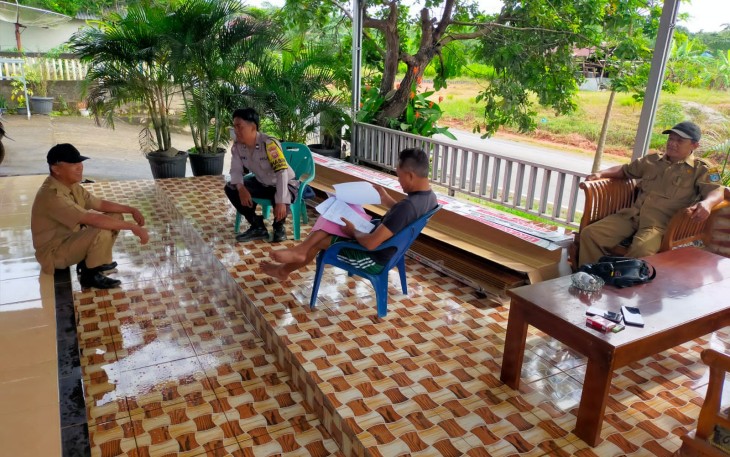 Sambang Warga Dengan Humanis, Bhabinkamtibmas Sampaikan Pesan Kamtibmas kepada Warganya