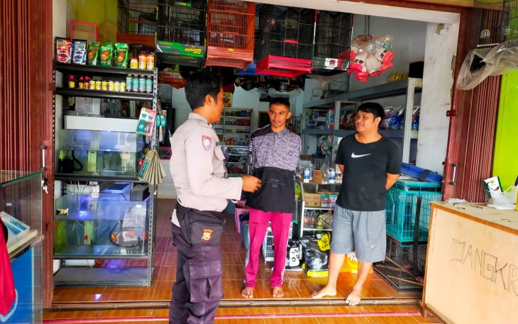  Bhabinkamtibmas Saat Beri Himbauan Kamtibmas Ke Pemuda 