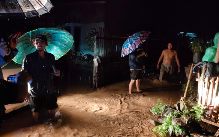 Personel Polsek Lebong Tengah Bantu Warga yang Terendam Banjir